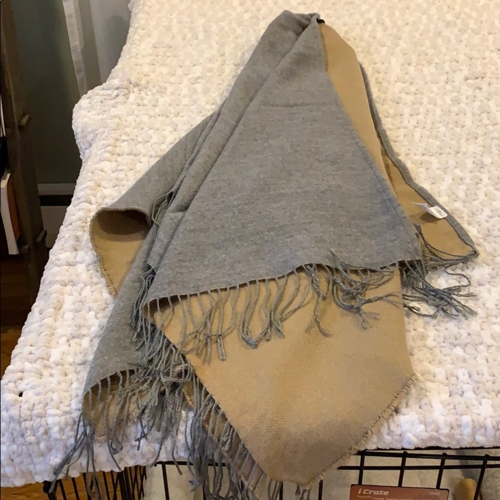Reversible wrap/cape - Picture 2 of 4